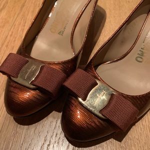 🎉HP🎉Ferragamo - Limited edition Metallic Pump